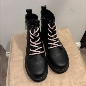 Black Star Pattern Boots with Durable Soles